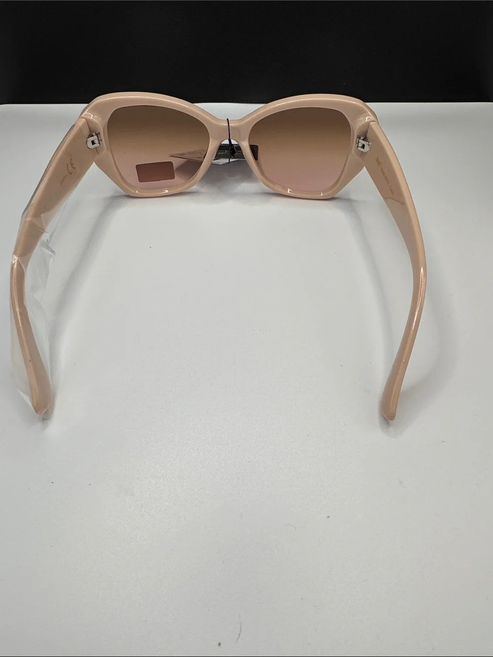 Stylish Blush Pink Cat-Eye Sunglasses - UV Protection